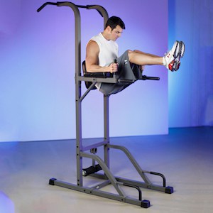 Man doing knee raises in the captain's chair of the xmark vkr power tower