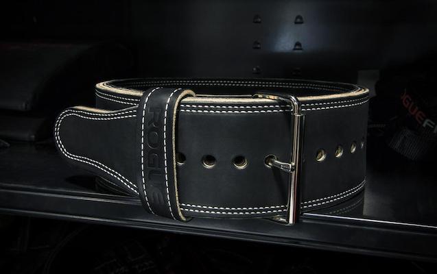 buckle of rogue fitness black powerlifting belt